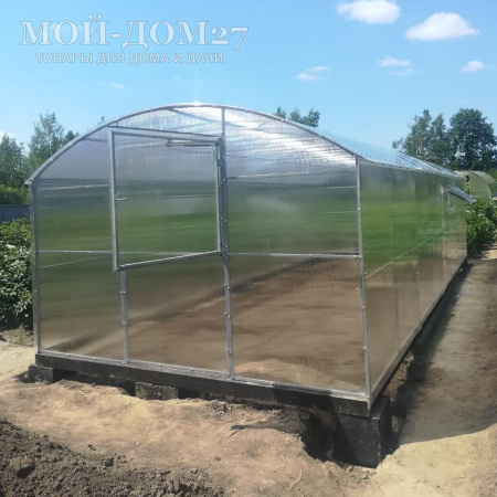 Теплица СверхПрочная ВАГОН 8 метров с поликарбонатом | Мой-Дом27 | Каркас изготовлен из оцинкованной замкнутой трубы 20*20 мм.<br>
 Ширина - 3 метра. Высота - 2,05 метра. Длина - 8 метров<br>
 Выдерживаемая снеговая нагрузка - 150 кг/м2. Выдерживаемая ветровая нагрузка - до 27 м/с.<br>
 Расстояние между дугами 1 метр.&nbsp;Ширина двери 0,96 метра.<br>
 <b>ДВОЙНАЯ ДУГА под дугой приварена еще одна дуга.&nbsp;Прямые стенки</b><br>